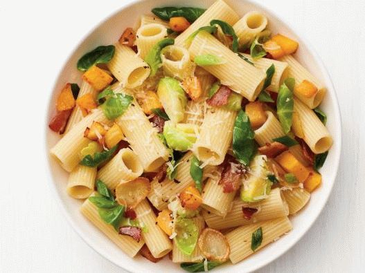Fotografija tjestenine rigatoni s bundevom muškatnim oraščićem, brusilicom i slaninom