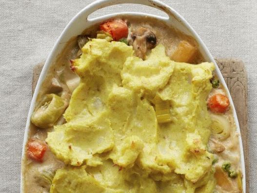 Foto pastirska pita sa začinom od rutabage, repa i kari