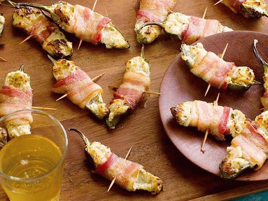 Foto paprika u slanini sa nadjevom od sira