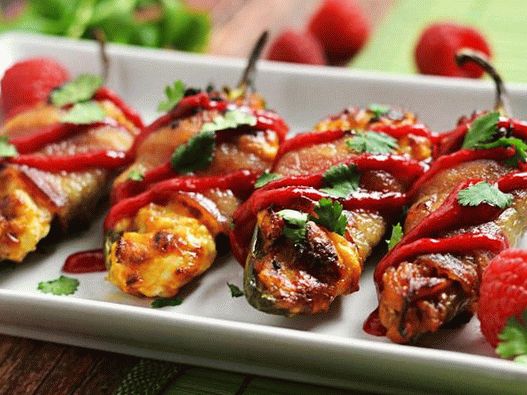 Fotografija paprike čilija umotana u sir umotan u slaninu