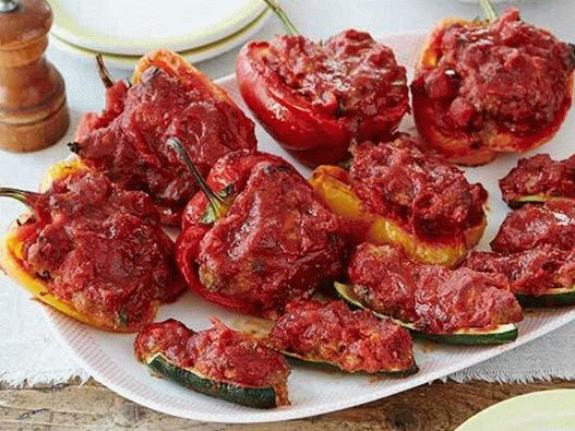 Foto paprike i tikvice punjene puretinom, pečene s umakom od marinare