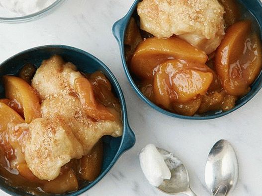 Foto šalica breskve sa cimetom u sporom kuhaču