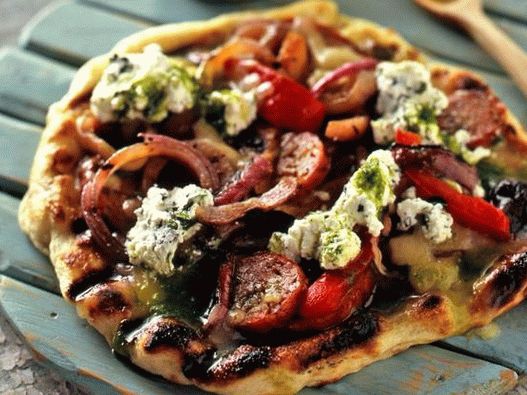 Foto pizza na roštilju s lovačkim kobasicama i biberom