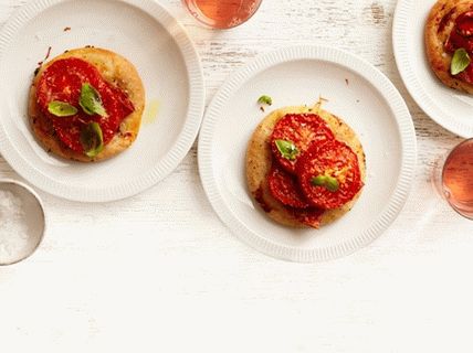 Fotografija Pizzettija sa salamom, rajčicom i bosiljkom