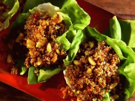 Fotografija pinove od kvinoje na salati