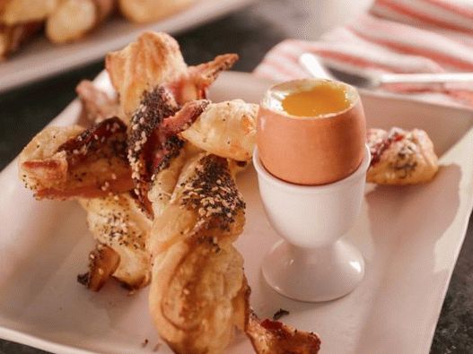 Foto pletenica sa slaninom i čedrom i bezalkoholnim jajima