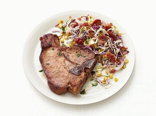 Svinjska salata od kotleta i kupusa sa slaninom i kukuruzom