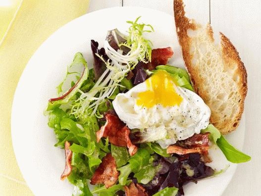 Salata s poširanim jajetom i slaninom u kafiću