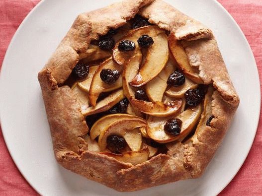 Seoski biskvitni kolač s jabukama i sušenim trešnjama