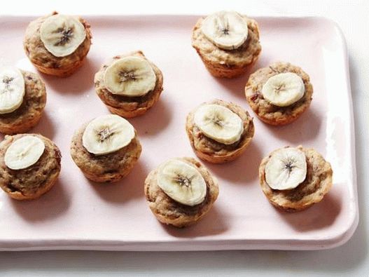 Foto korisni muffini s datuljama i bananama