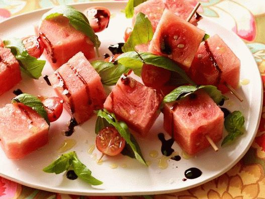 Foto paradajz, lubenica i bosiljak na nabubrivima