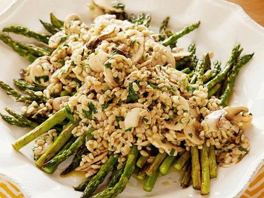 Ječmena salata sa gljivama i prženim šparogama