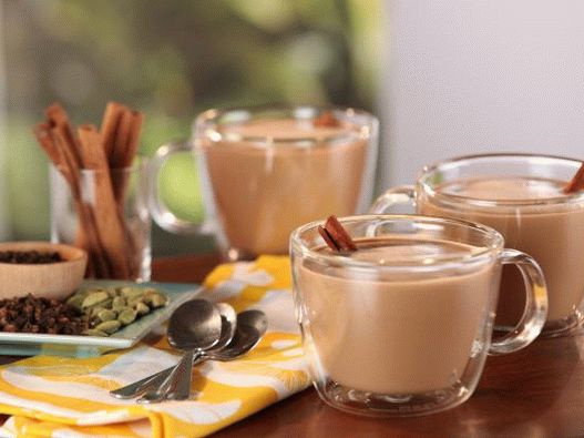 Foto začinjeni latte čaj s kokosovim mlijekom