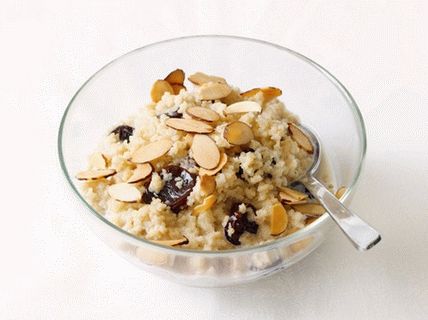 Fotografija kuskusnog pudinga sa trešnjom