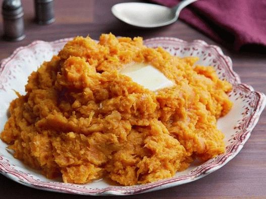 Fotografija slatkog pire krumpira s pomorandžom