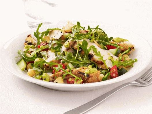 Fotografija jela - salata sa roštilja s piletinom, rukulu i gazpacho preljevom