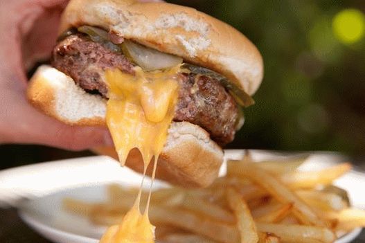 Burgeri sa kotletama sa sirom iznutra sa začinjenim kečapom