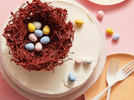 Uskršnja torta sa ptičjim gnezdom i mini jajima