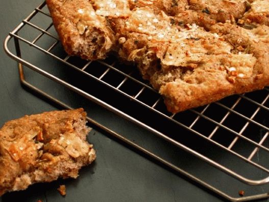 Multigrain focaccia sa belim lukom i travama