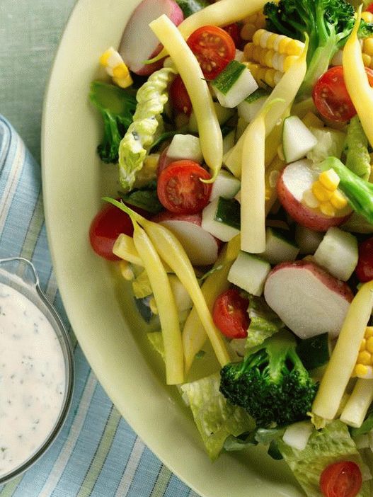 Fotografija posuđa - sezonska povrća salata sa ranch dressingom