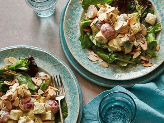 Pileća salata sa grožđem i curryjem
