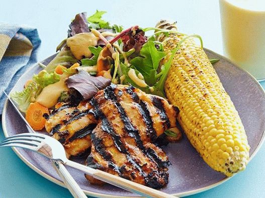 Piletina u umaku s roštilja sa listovima salate, kukuruzom na žaru i smoothiejem