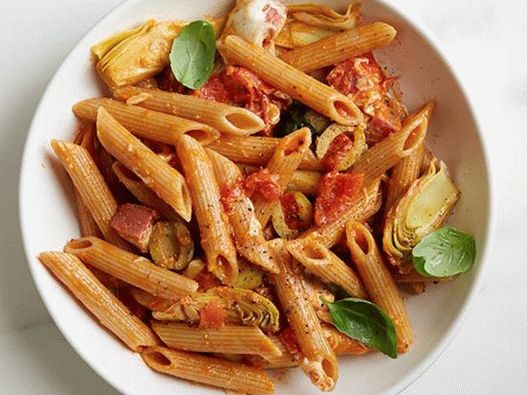 Makaroni sa sirom, salamom, artičokama i maslinama