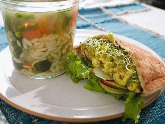 Pileća supa sa malom tjesteninom u tegli