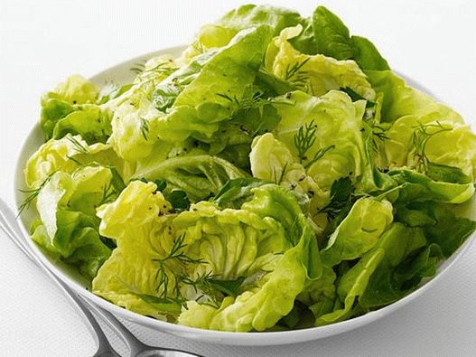 Zelenje bostonske salate sa preljevom od limuna i masline