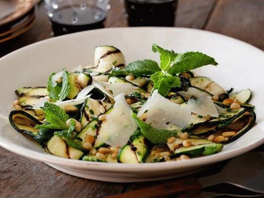 Salata od tikvica na roštilju sa umakom od vinjegreta sa limunom i začinskim biljem, sirom i pinjolama