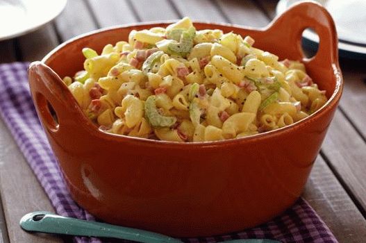 Salata s tjesteninom, jajima i šunkom