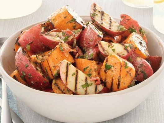 Salata s roštilja na žaru sa slaninom i zelenim lukom