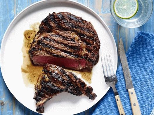 Čvrsti odresci na drvenom uglju