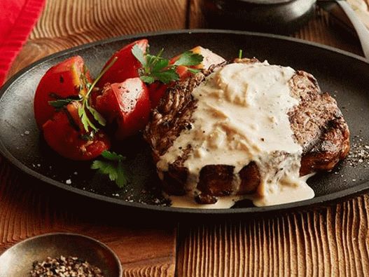 Ribeye odrezak s umakom od luka i plavog sira