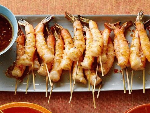 Pržene škampe na nareske s soja sosom, svježim đumbirom i tostiranim sezamovim semenima