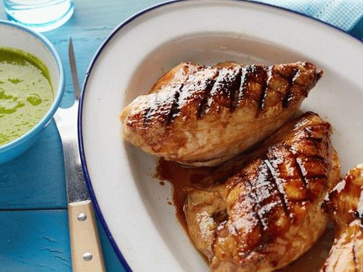 Piletina na žaru sa medenom glazurom sa umakom od metvice sa zelenim graškom