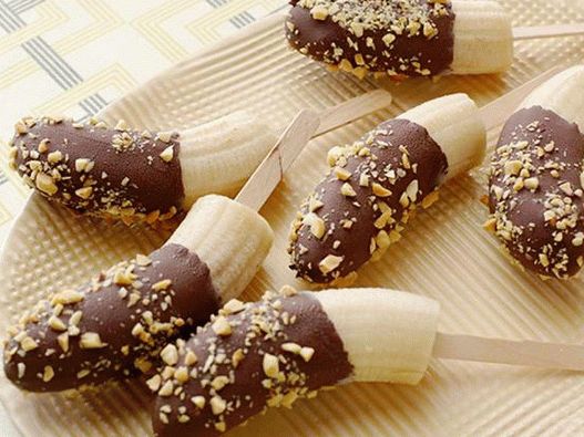 Banana u čokoladnoj glazuri na štapu
