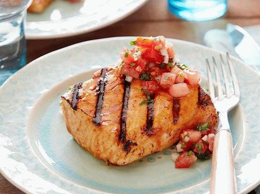 Losos sa roštilja u glazuri šergovog sirćeta i meda sa začinjenim sosom od rajčice