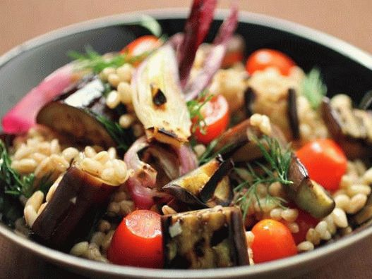 Spečena salata sa pečenim patlidžanom, paradajzom i lukom