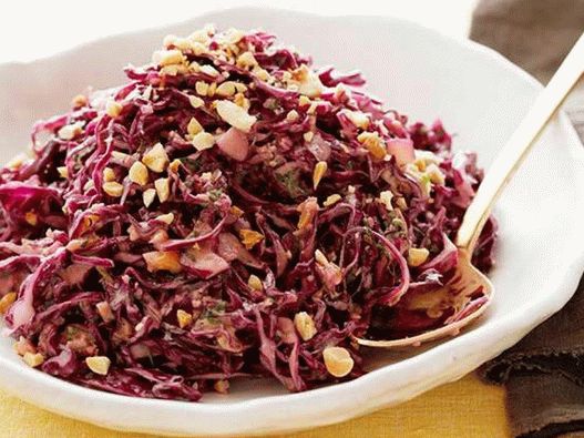 Azijska salata od crvenog kupusa sa kikirikijem