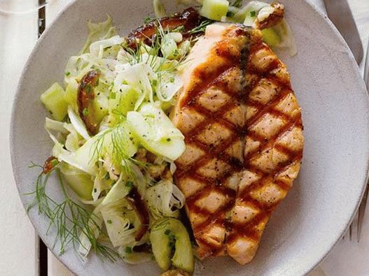 Losos na žaru sa salatom od krastavaca i datulja