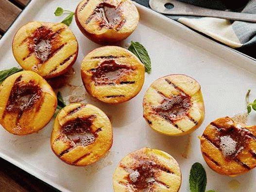 Breskve sa maslacem i cimetom na žaru