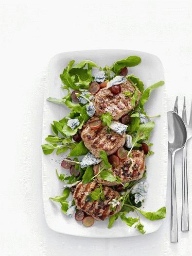 Svinjska kotleta sa rukom i salata od grožđa