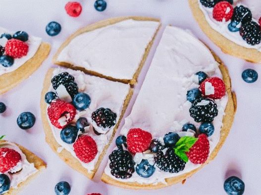 Slatka pica sa letnjim bobicama