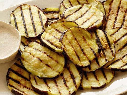 Patlidžan na roštilju s umakom od jogurta i metvice