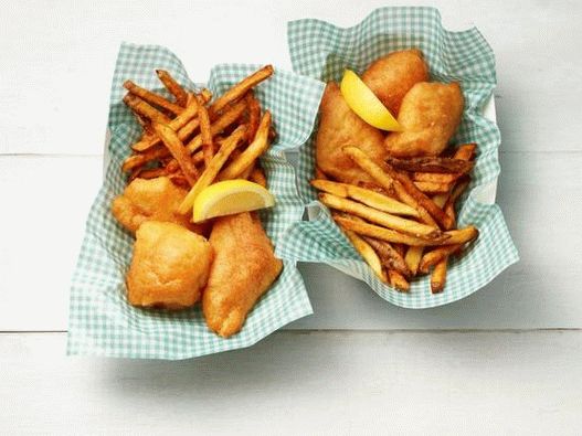 Foto riba u pivskom tijestu sa pomfritom