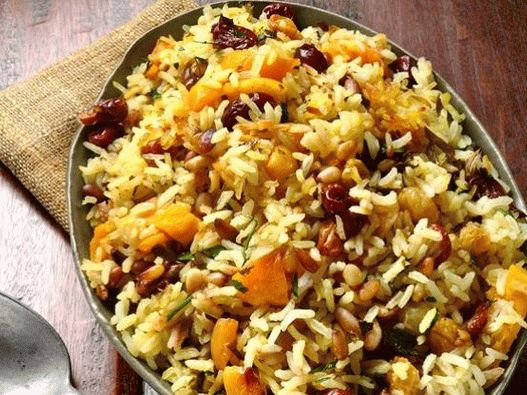 Foto riža punjena suhim voćem i curryjem za torte