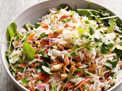 Foto riža salata sa začinskim biljem i limunom