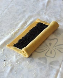 Rolatu sa makovim semenkama i orasima