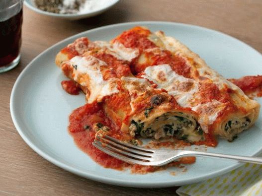 Foto lazanje u rolti s umakom od rikote i marinare